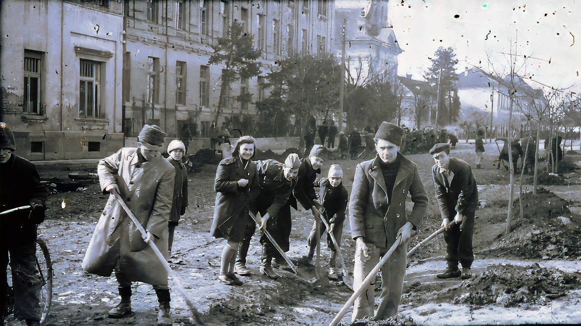 Radna akcija na glavnoj ulici, Novi Bečej. Osposobljavanje uličnih kanala radi odvoda atmosferskih voda. 