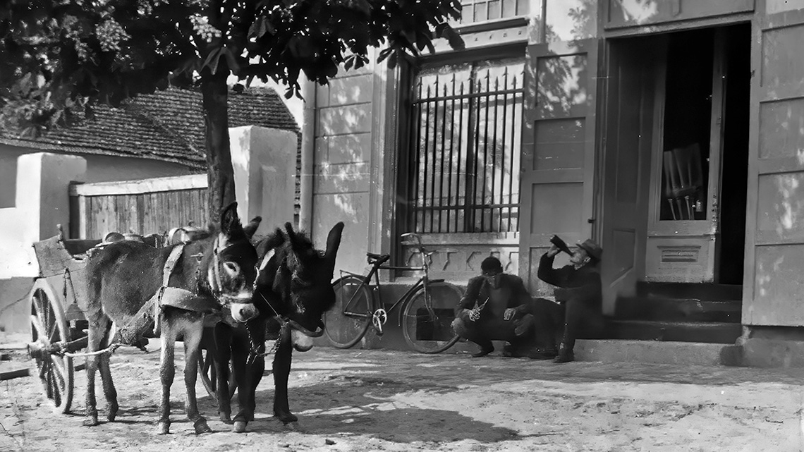 Merak ispred prodavnice: Istorija pijenja na ivičnjaku