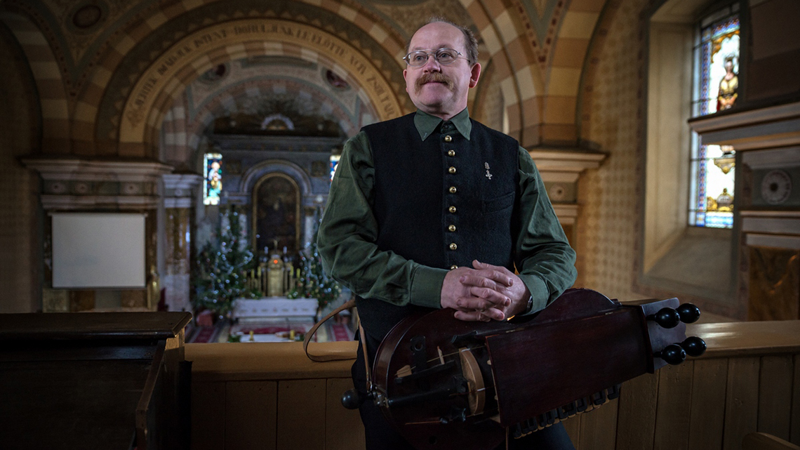Bela Mičik – Master of the Citera and Tekerő from Novi Bečej