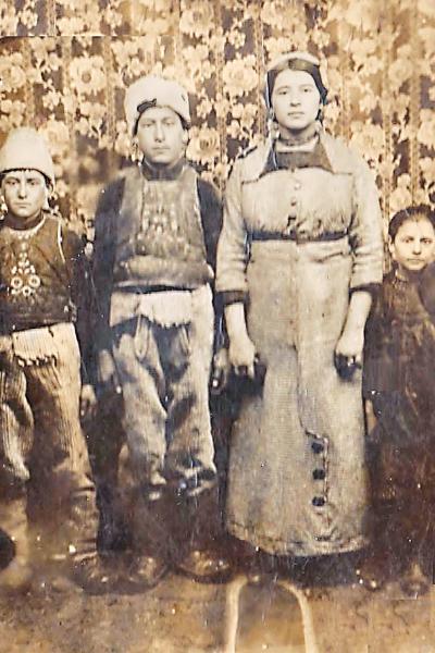 Miloš i Svetozar sa majkom Dragicom-Sosom Kovačev i malom rođakom