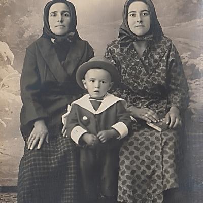 Jela i Dara Mučalov sa detetom, u ateljeu foto-Jakšića u Bečeju, 1926. godine.