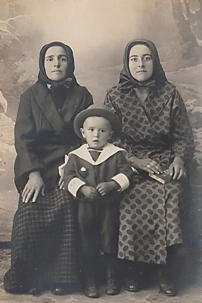 Jela i Dara Mučalov sa detetom, u ateljeu foto-Jakšića u Bečeju, 1926. godine.