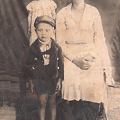 Nada i Svetolik Kvaščev. Sedi Katica Kvaščev, kasnije udata Ićurup u Melenicima, krajem 30-ih godina.