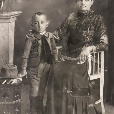 Angelina Brusin i sin joj Kajica u foto ateljeu 1916. godine