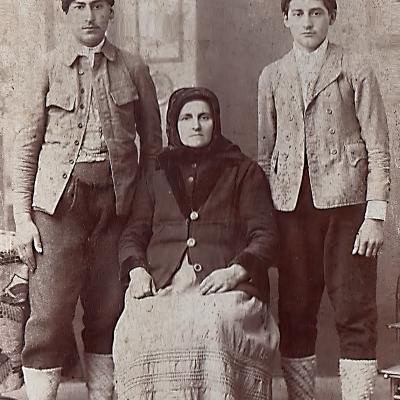 Kovačevi – Miloš i Svetozar sa majkom Dragicom-Sosom, u Oldalovom ateljeu, 5. maja 1917. godine.
