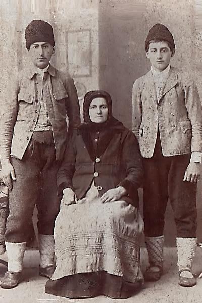 Kovačevi – Miloš i Svetozar sa majkom Dragicom-Sosom, u Oldalovom ateljeu, 5. maja 1917. godine.