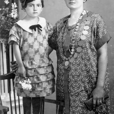 Devojčica Anđa Sekulić i Vida Ćurčić rođ. Iličić