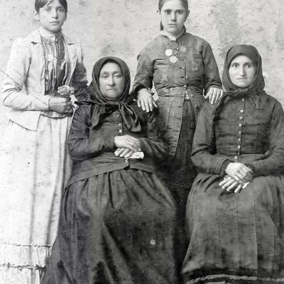 Četiri portreta žena iz roda Baračkovih raznih generacija