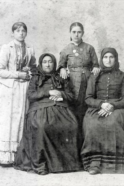 Četiri portreta žena iz roda Baračkovih raznih generacija